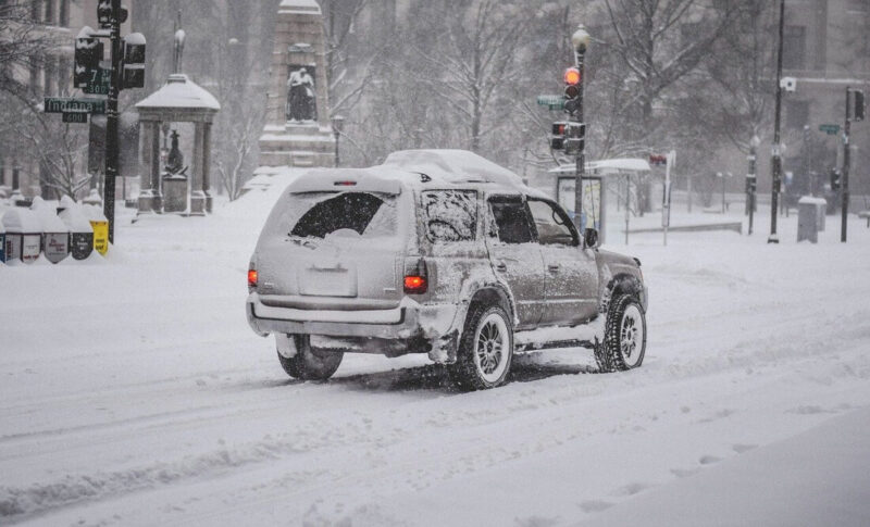 Därför ska du aldrig köra din bil med snö på taket